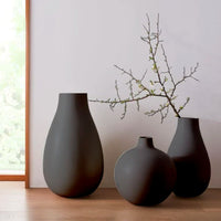 VASES NOIRS SURDIMENSIONNÉS EN CIMENT ET CÉRAMIQUE POUR DÉCORATION INTÉRIEURCONTEMPORAIN