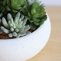 ARRANGEMENT DE SUCCULENTES ARTIFICIELLES EN POT BLANC DECOR CONTEMPORAIN EXTERIEUR