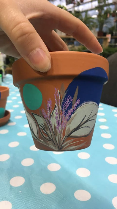 Atelier de peinture sur pots de terre cuite