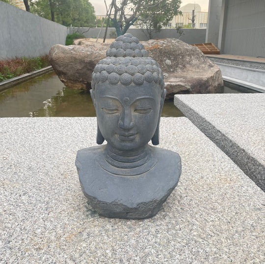 STATUE DE BOUDDHA ZEN ÉCLAIRÉ DE LA SÉRÉNITÉ
