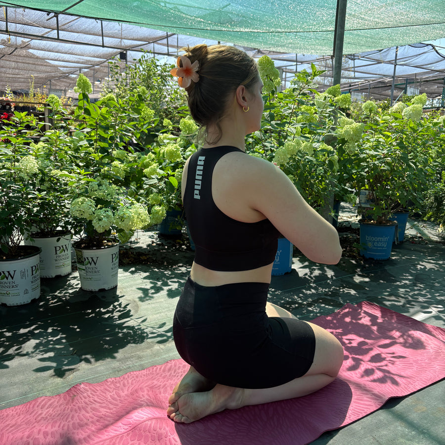 YOGA PARMI LES PLANTES