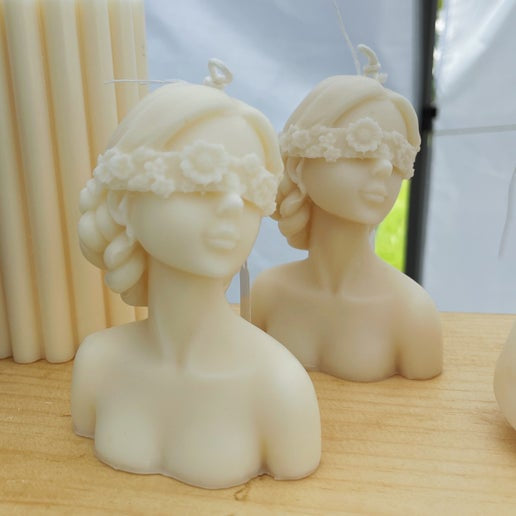 BOUGIE REPRÉSENTANT UNE DAME LES YEUX BANDÉS