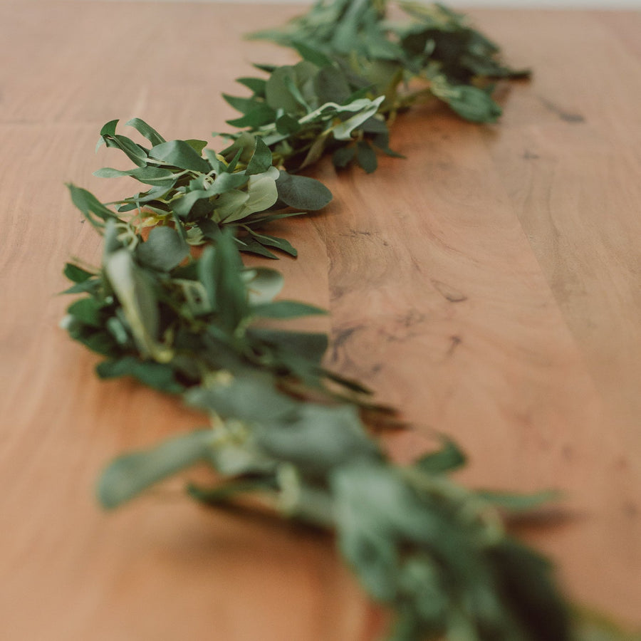 GUIRLANDE D'EUCALYPTUS ET DE SAULE VERT FONCÉ