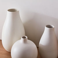 VASES BLANCS SURDIMENSIONNÉS EN CIMENT ET CÉRAMIQUE DÉCORATIONINTÉRIEURE CONTEMPORAINE