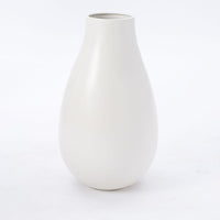 VASES BLANCS SURDIMENSIONNÉS EN CIMENT ET CÉRAMIQUE DÉCORATIONINTÉRIEURE CONTEMPORAINE