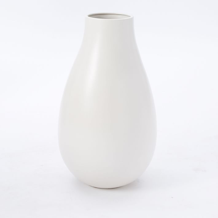 VASES BLANCS SURDIMENSIONNÉS EN CIMENT ET CÉRAMIQUE DÉCORATIONINTÉRIEURE CONTEMPORAINE