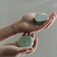 BARRE DE CONDITIONNEUR SOLIDE MENTHE POIVRÉE EUCALYPTUS DEMÊLAGE EFFICACE NUTRITION POUR CHEVEUX SENSIBLES ZÉRO DÉCHET