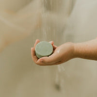 BARRE DE CONDITIONNEUR SOLIDE MENTHE POIVRÉE EUCALYPTUS DEMÊLAGE EFFICACE NUTRITION POUR CHEVEUX SENSIBLES ZÉRO DÉCHET