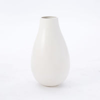 VASES BLANCS SURDIMENSIONNÉS EN CIMENT ET CÉRAMIQUE DÉCORATIONINTÉRIEURE CONTEMPORAINE