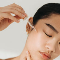 HUILE HYDRATANTE LUXUEUSE POUR PEAUX SENSIBLES NATURELLEMENT NOURRIE ET RAYONNANTE SANS PLASTIQUE