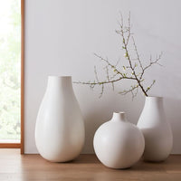 VASES BLANCS SURDIMENSIONNÉS EN CIMENT ET CÉRAMIQUE DÉCORATIONINTÉRIEURE CONTEMPORAINE