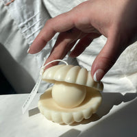 BOUGIE EN FORME DE COQUILLAGE PERLÉ