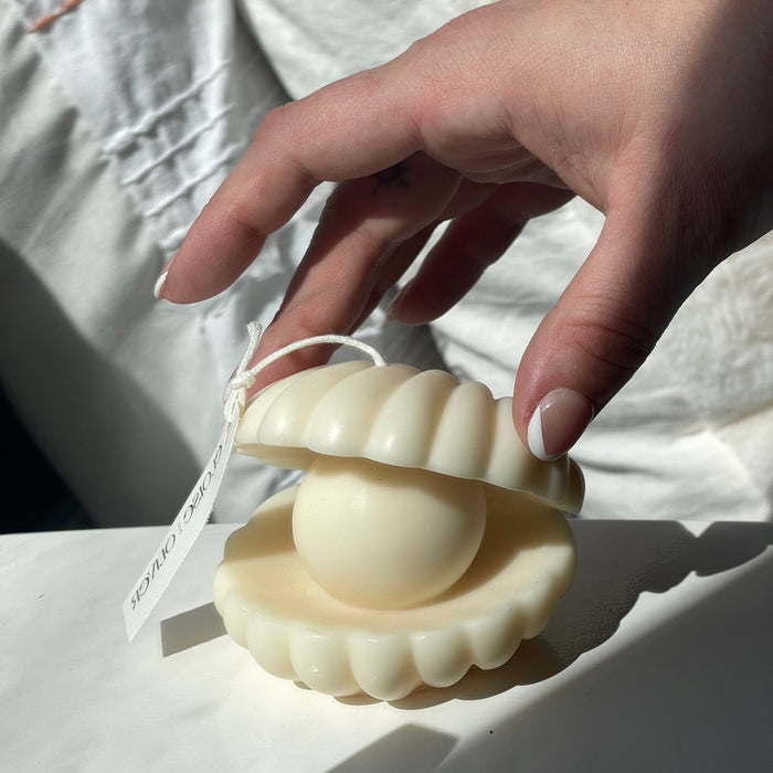 BOUGIE EN FORME DE COQUILLAGE PERLÉ