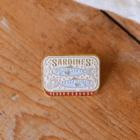 Pin's en émail « Sardines confortables » PIN'S EN ÉMAIL - SARDINES CONFORTABLES