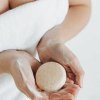 SHAMPOING EN BARRE CÈDRE PATCHOULI PROPRETÉ EN PROFONDEUR ZÉRO DÉCHET SANS EMBALLAGE PLASTIQUE POUR AMATEURS ÉCOLOGIQUES