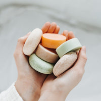 SHAMPOING EN BARRE CÈDRE PATCHOULI PROPRETÉ EN PROFONDEUR ZÉRO DÉCHET SANS EMBALLAGE PLASTIQUE POUR AMATEURS ÉCOLOGIQUES
