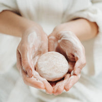 SHAMPOING EN BARRE CÈDRE PATCHOULI PROPRETÉ EN PROFONDEUR ZÉRO DÉCHET SANS EMBALLAGE PLASTIQUE POUR AMATEURS ÉCOLOGIQUES