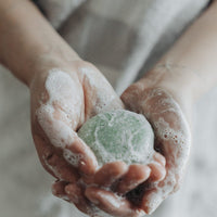 SHAMPOING EN BARRE PEPPERMINT EUCALYPTUS SANS PLASTIQUE REVITALISANT FRAÎCHEUR MENTHOLÉE POUR CHEVEUX SENSIBLES